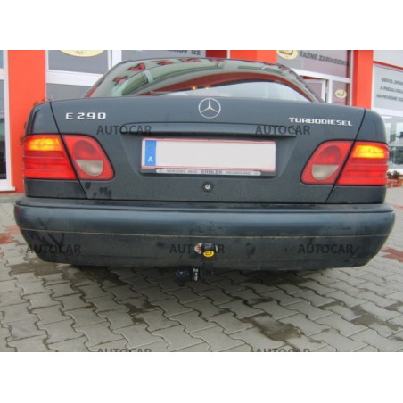 Anhängerkupplung für E - trieda E, 4-türig (W 210) - manuell–AHK starr - von 1995/06 bis 2002/03 Anhängerkupplung für E - trieda E, 4-türig (W 210) - manuell–AHK starr - von 1995/06 bis 2002/03